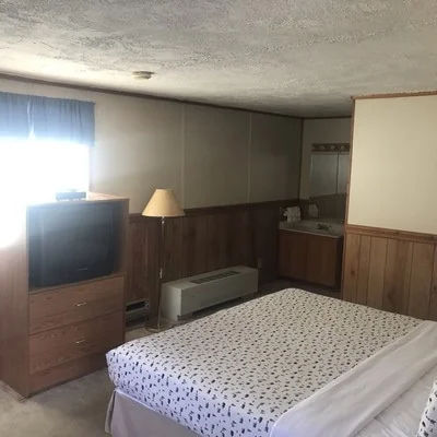 Room 12 — One King Bed